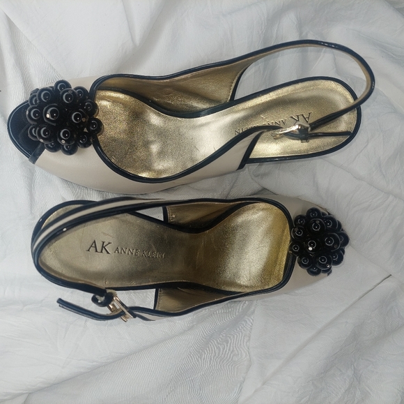 Elegant black pearl strap cream heels. - Picture 5 of 5